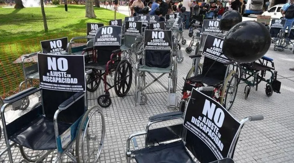 Cien sillas de ruedas vacías con un mensaje para Macri