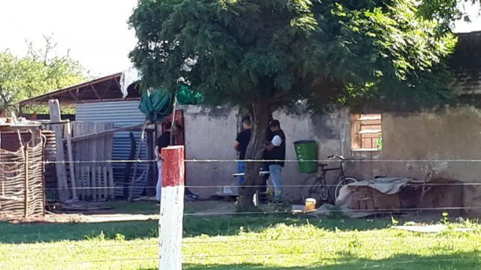 Hallan a joven asesinada y a su novio ahorcado