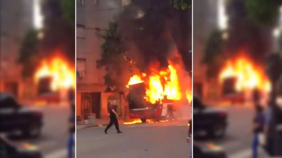 Se incendió y explotó un colectivo: algunos bajaron prendidos fuego