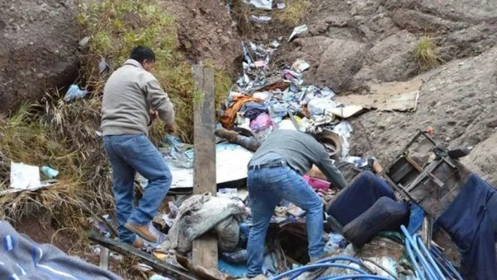 Murieron 6 niños de un equipo de fútbol al caer un colectivo por un precipicio
