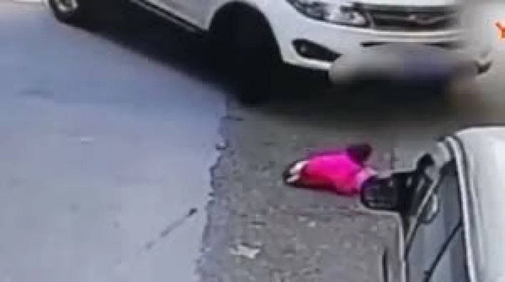 Bebé es atropellada por un auto y sale ilesa. LAS IMÁGENES PUEDEN HERIR LA SENSIBILIDAD DEL LECTOR