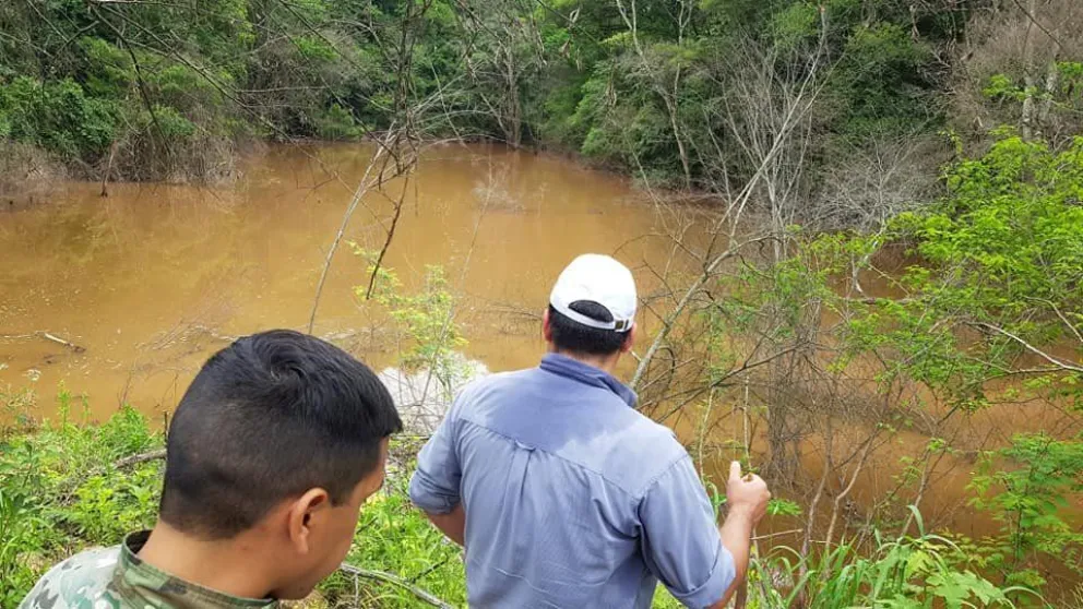 Las imágenes de la peligrosa laguna que se formó en Tartagal