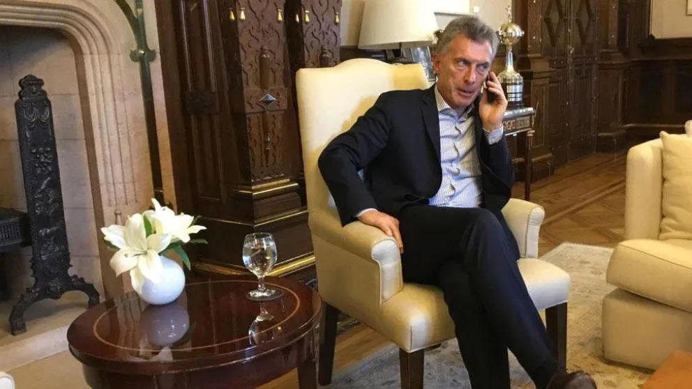 La inflación también golpea a Macri: ya no alcanza para los arreglos florales de su escritorio