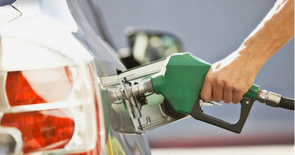 Otra compañía petrolera baja los precios de la nafta: conocé el costo del litro de súper