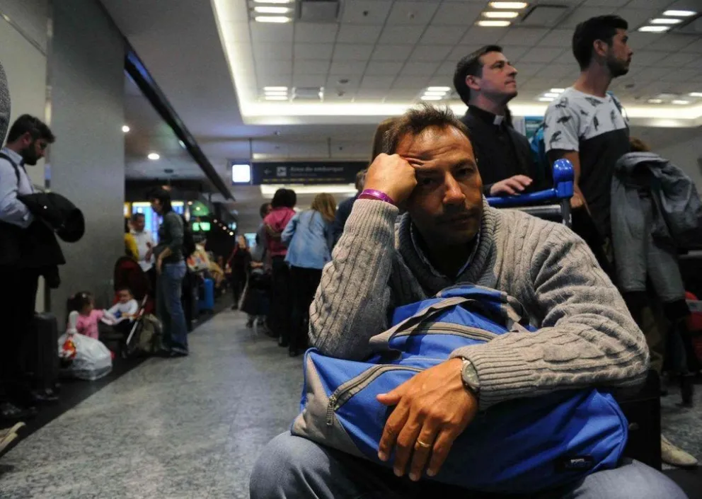 Problemas con los vuelos hacen peligrar el feriado largo