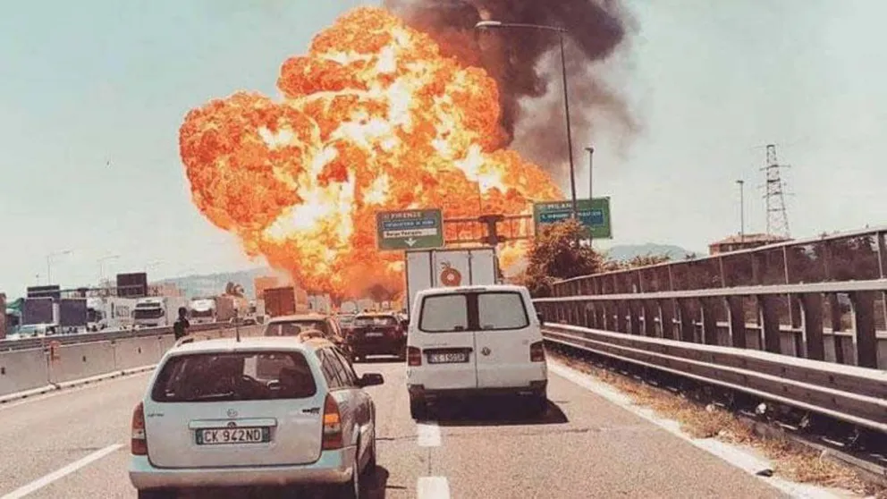 VIDEO: Un auto explota tras chocar durante un accidente de tráfico múltiple