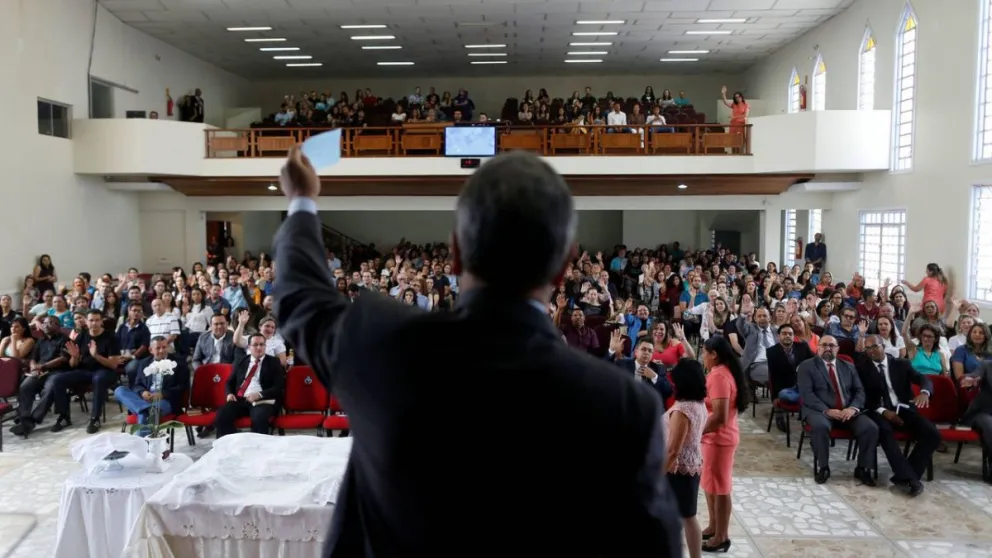 VIDEO: Pastor brasileño sobrevive a tiroteo en una iglesia escondiéndose detrás de "Jesús"