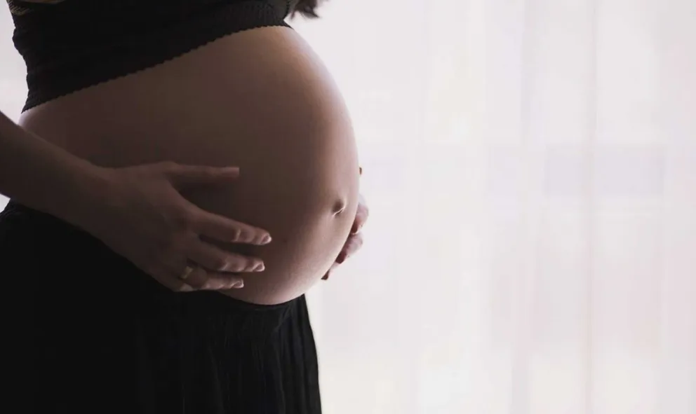 Un nonato sobrevive a un flechazo de ballesta que su madre recibió en el vientre
