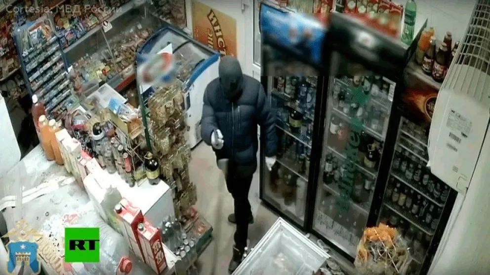 Empleada expulsa 'a escobazos' a un ladrón de una tienda en Rusia [VIDEO]