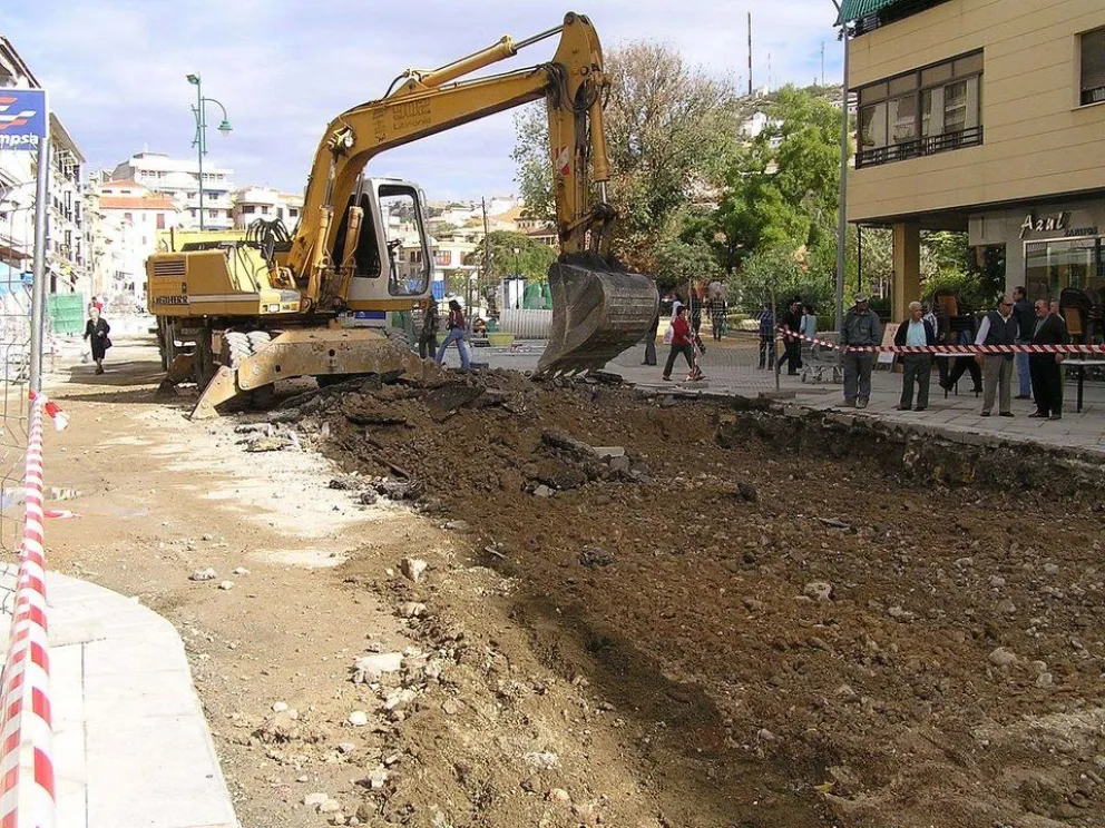 VIDEO: Con fuegos artificiales un hombre tumba una excavadora que estaba por demoler su casa