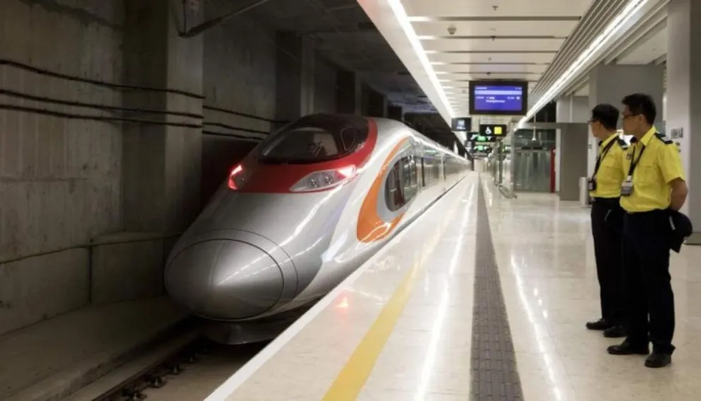 VIDEO: Momento exacto en que una mujer se arroja a las vías del tren tras discutir con su novio