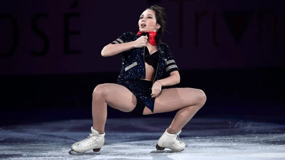 Patinadora rusa se queda en paños menores durante una actuación en Japón