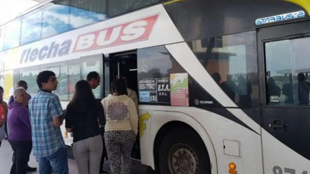 Detienen a locutor salteño por manosear a una joven en un colectivo