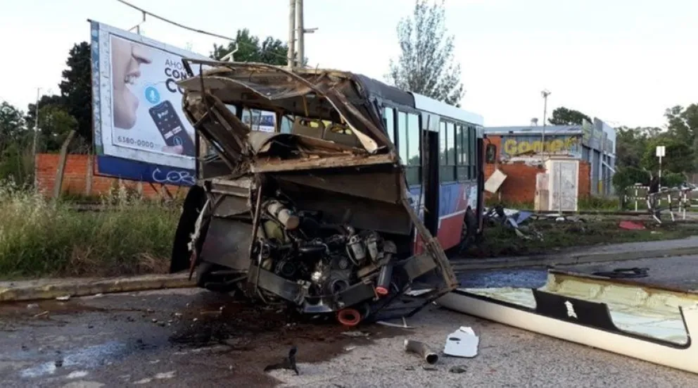 Un tren se llevó puesto a un colectivo