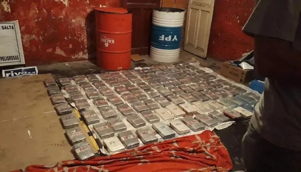 Descubrieron una camioneta con barriles llenos de cocaína