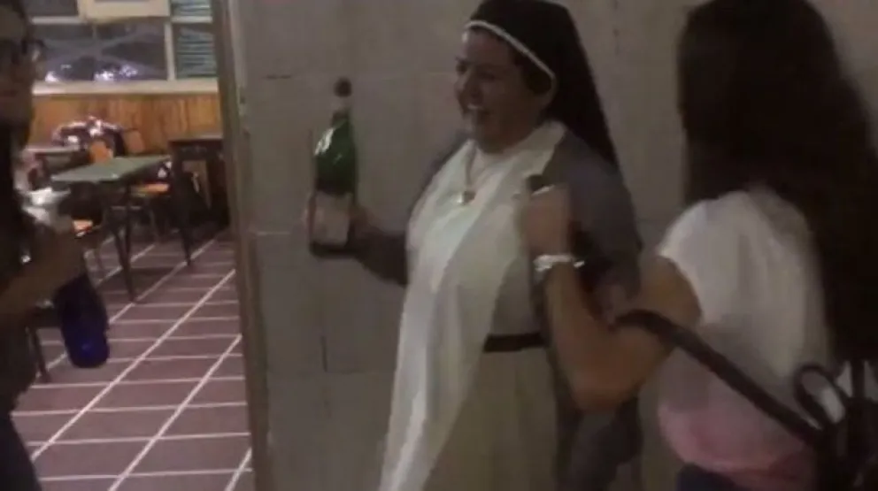 Un video muestra a una monja bailando en un colegio con una botella de fernet.