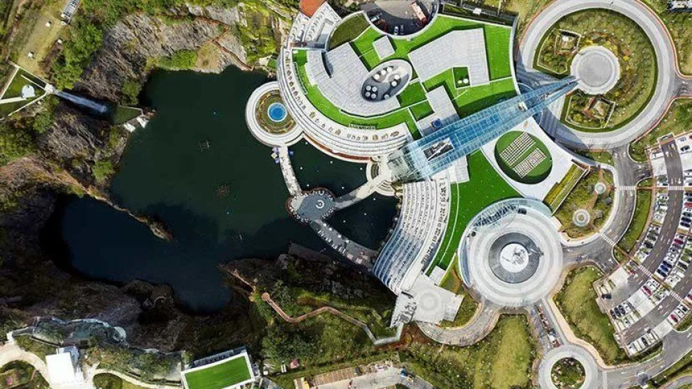 VIDEO: Abren el primer hotel subterráneo en una cantera abandonada en China