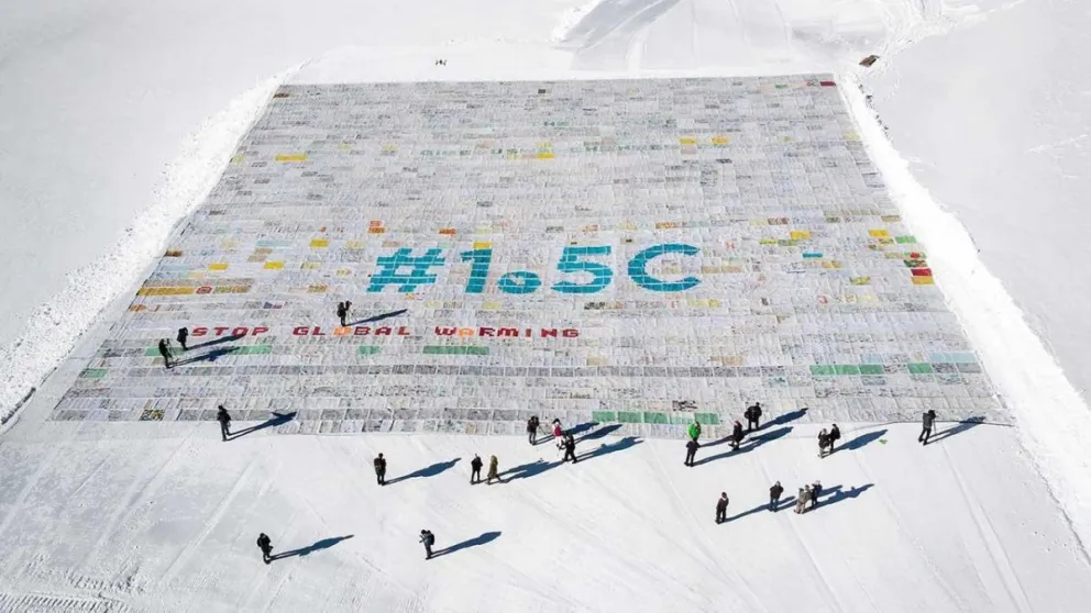 Récord Guiness: la postal más grande del mundo se desplegó en un glaciar suizo