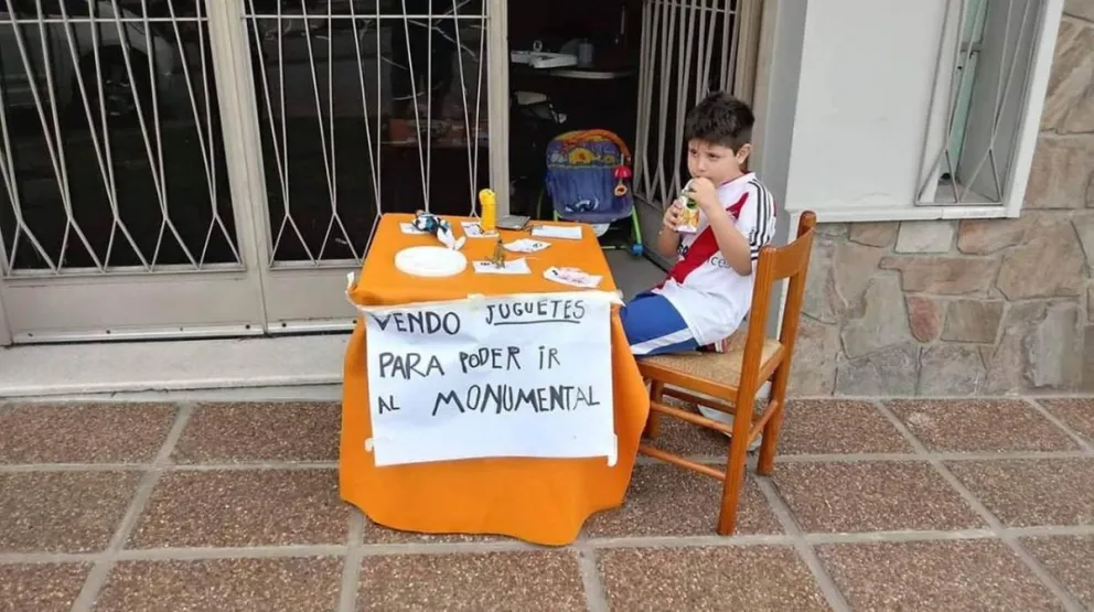ES VIRAL: Renzo, el niño que puso en ventas sus juguetes para conocer el Monumental. Mirá lo que sucedió