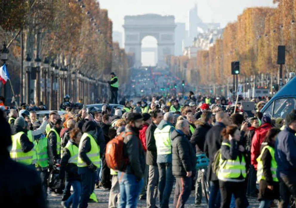 En Francia subieron el combustible y el pueblo salió a la calle a manifestarse