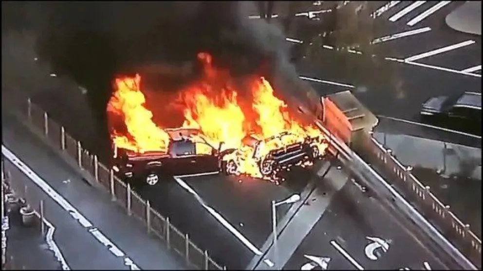 Impresionante accidente en un puente deja un muerto incinerado