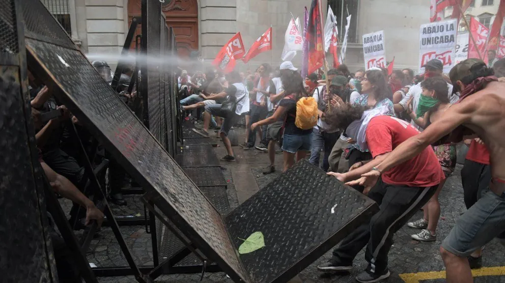 En medio un clima hostil y violencia, en la Legislatura se votó el proyecto que más inquieta a los docentes