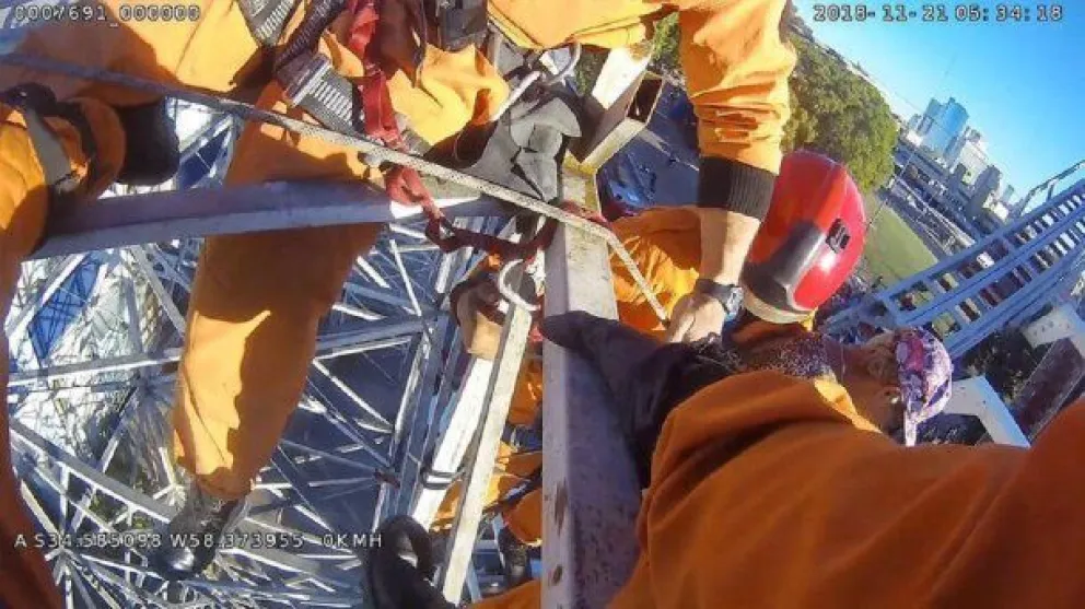 VIDEO. Arriesgado intento de los bomberos para rescatar a una mujer suicida