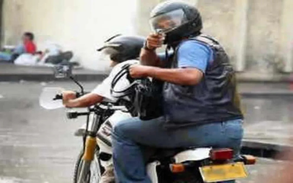 Motochorros salteños quisieron escapar pero se estamparon contra un colectivo