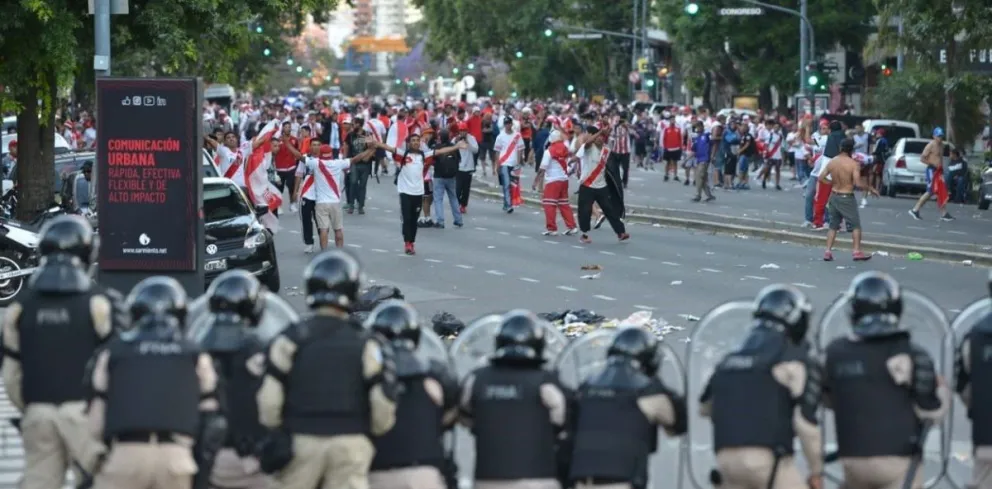 INDIGNANTE: así pasan los hinchas de River los fuegos artificiales a la cancha
