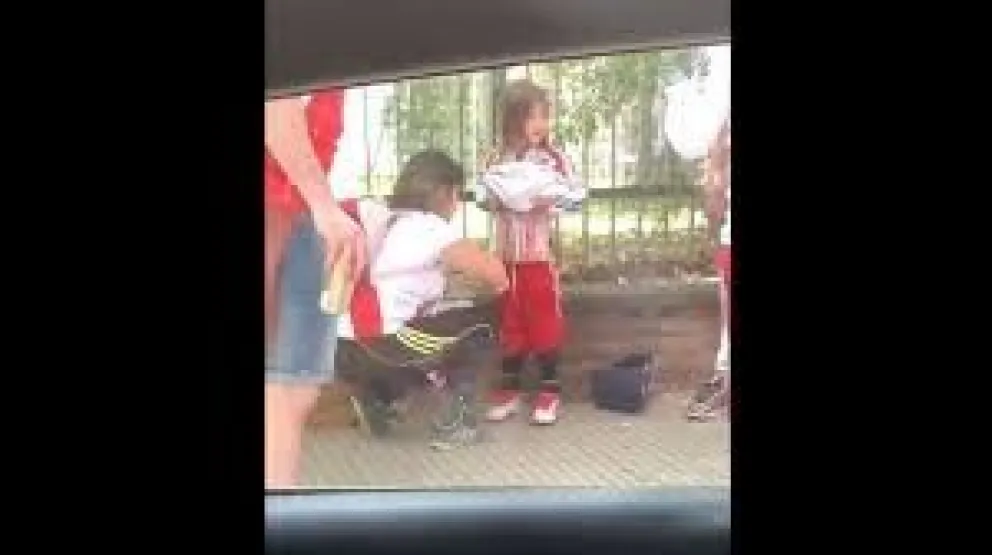 Fue detenida la madre que le puso bengalas a su hija alrededor del cuerpo para ingresar al estadio