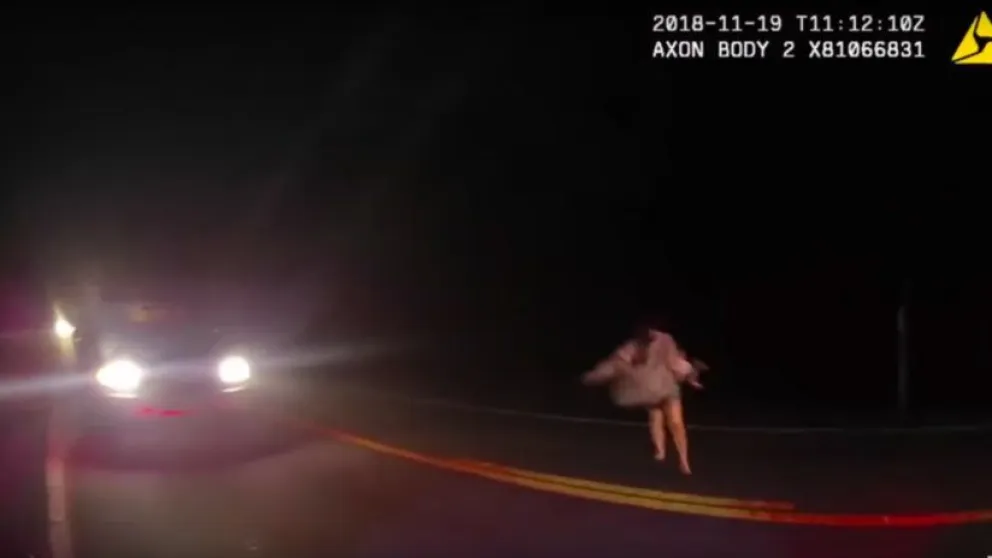 Video: madre drogada tira a su bebé recién nacido mientras huye de la policía