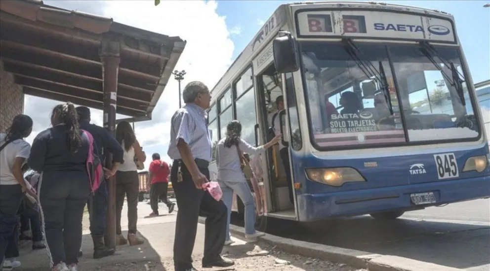 Otro golpe al bolsillo: mañana aumenta el pasaje de colectivo