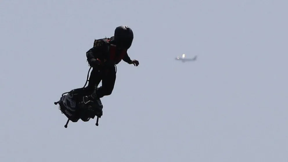 VIDEO: El Ejército francés neutraliza a hombres armados con ayuda de una 'patineta voladora' militar