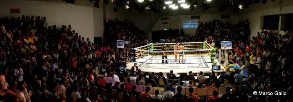 VIDEO: Luchador de muay thai noquea a su oponente y al árbitro al mismo tiempo