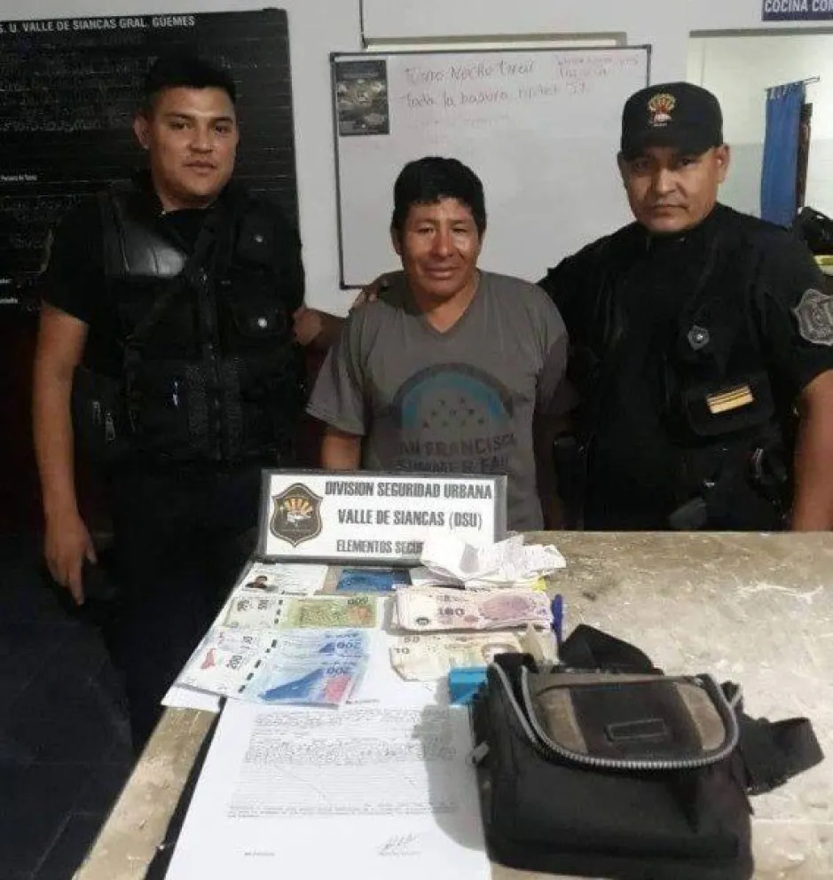 Gran gesto: encontró un bolso con dinero y mirá lo que hizo