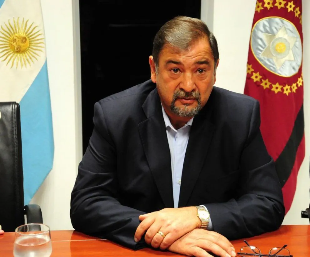 Miguel Isa embriagado: reparte banderitas y destila desatinos