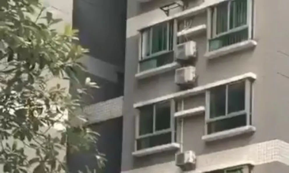 Amante escapa desnudo por una ventana y cae al vacío, ante el griterío de la gente