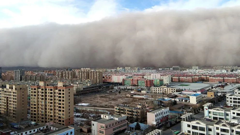 VIDEO: Una tormenta de arena 'se traga' una ciudad china en cuestión de minutos