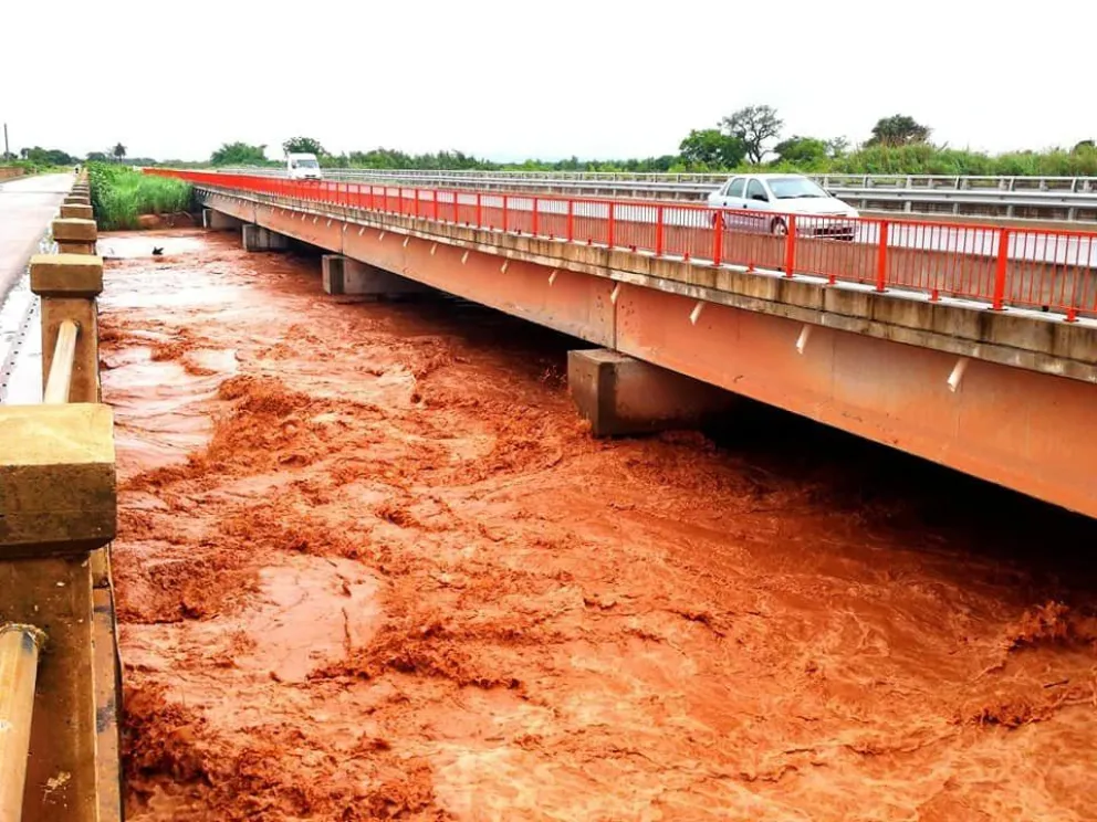 Crece peligrosamente el río Colorado