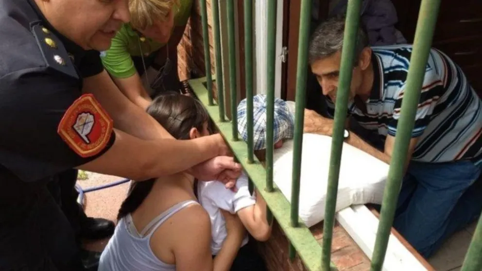 Dramático suceso: así rescataban a un niño que tenía su cabeza atorada en una reja. Video