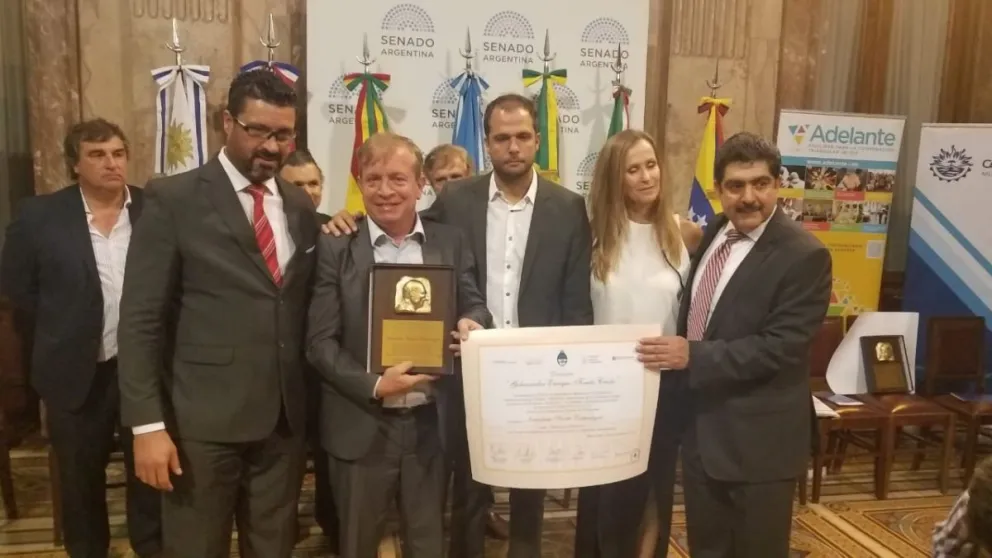 El intendente de Vaqueros, Daniel Moreno, fue premiado por el Senado de la Nación