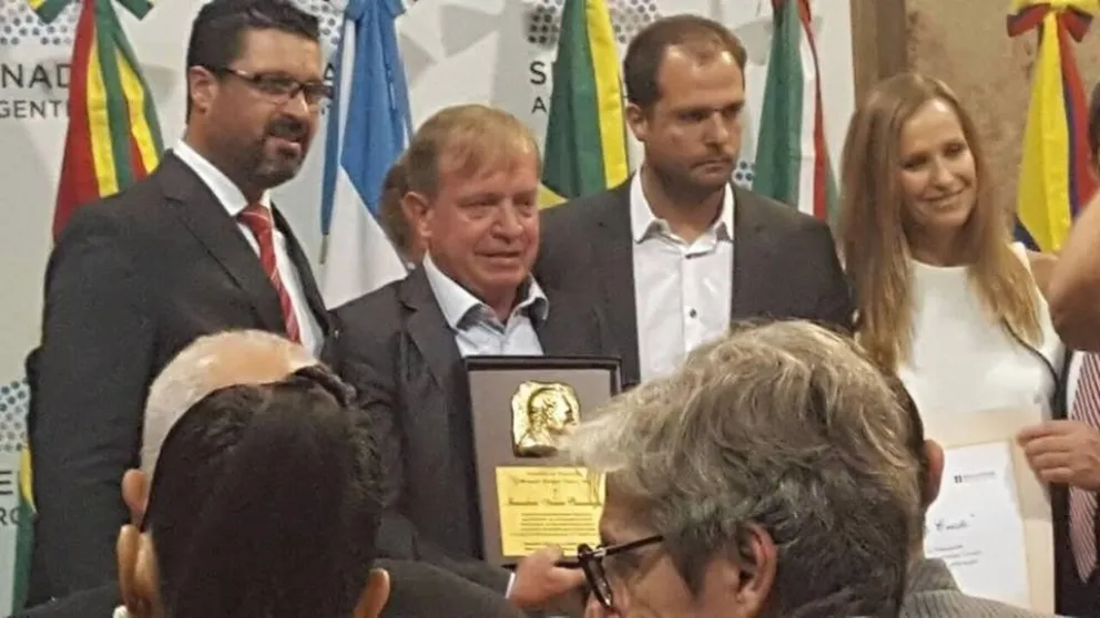 El Intendente de Vaqueros, Daniel Moreno fue premiado por el Senado de la Nación