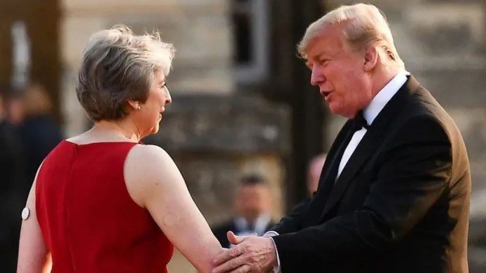 G20: ¿Qué dispositivo lleva Theresa May en el brazo?