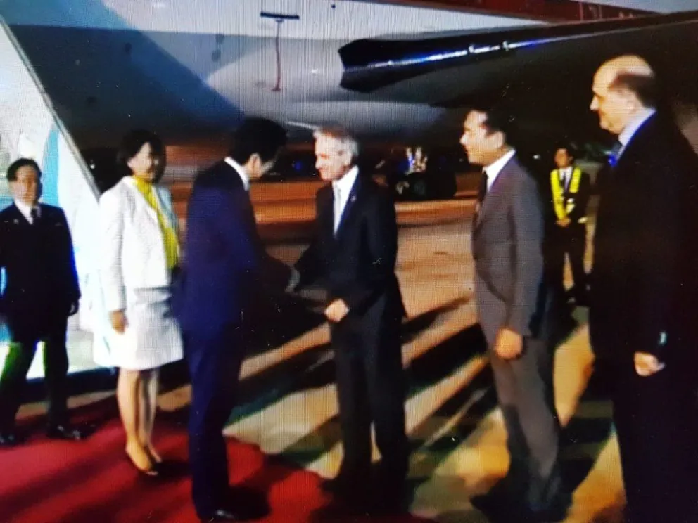 El Primer Ministro japonés aterrizó en Argentina
