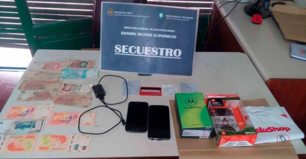 Pareja fue detenida por comprar compulsivamente con tarjetas de crédito