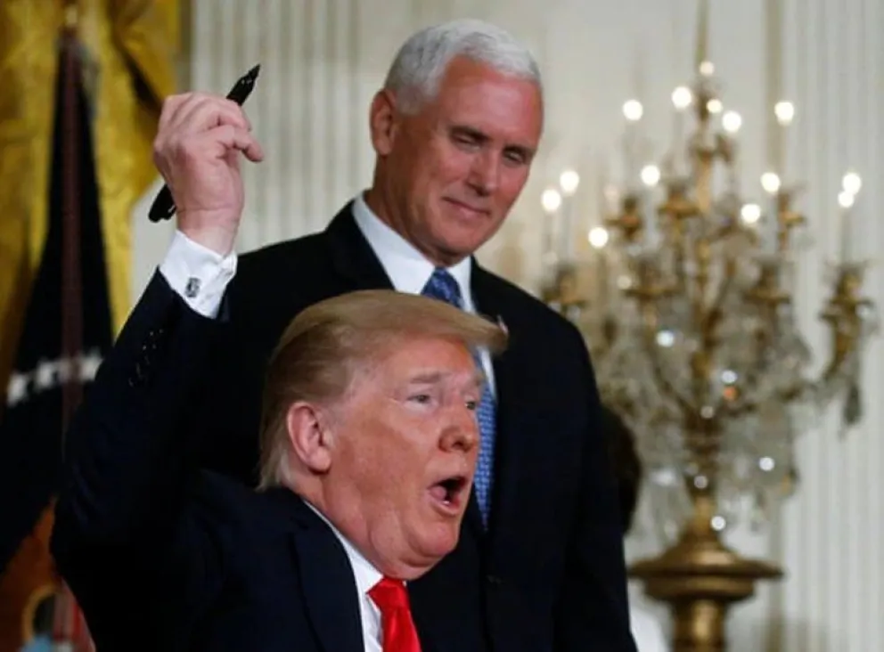¿Por qué Donald Trump firma con marcadores negros los documentos y notas?