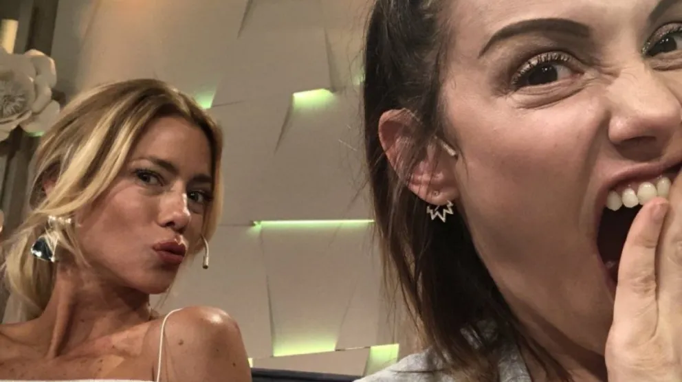 El beso hot de Nicole Neumann y Connie Ansaldi