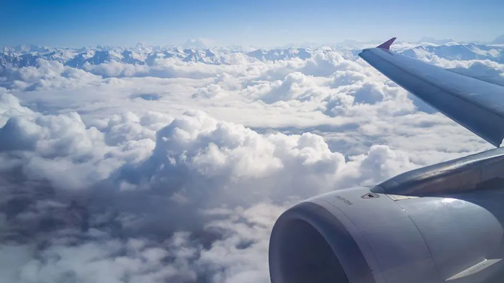 Pasajeros aterrorizados ven cómo se desgarra uno de los motores de su avión [FOTOS - VIDEOS]