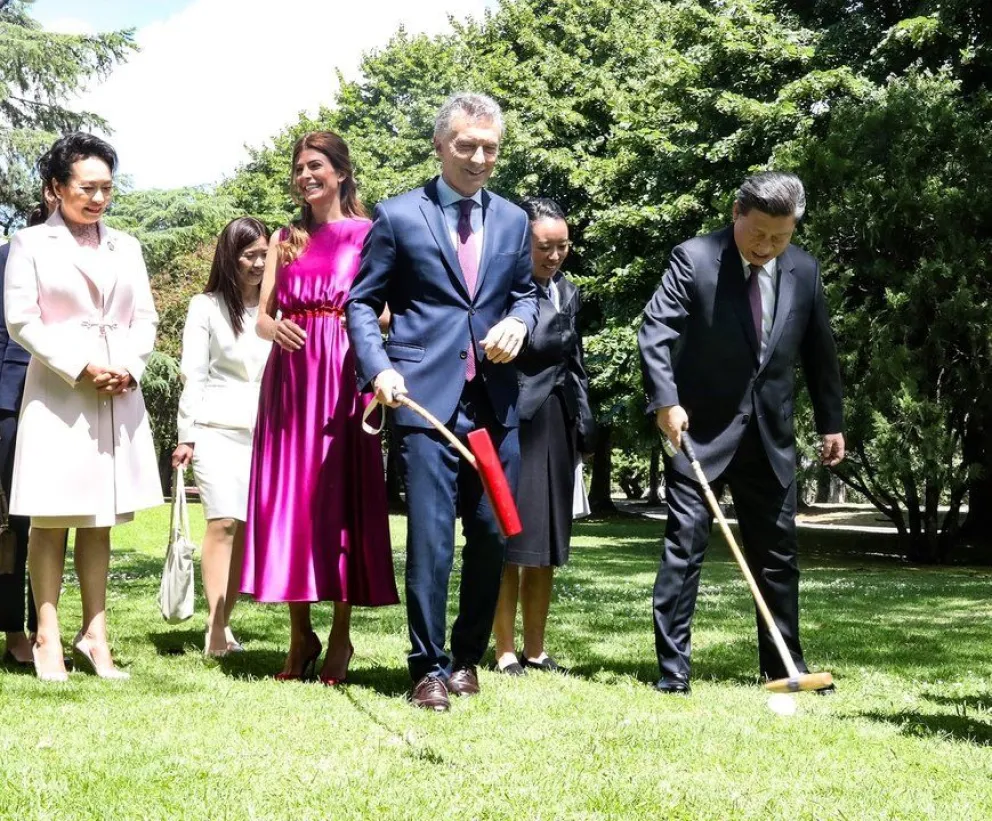 Intercambio de regalos: mirá lo que le obsequió Macri a Xi Jinping. Juliana sorprendió también con su regalo