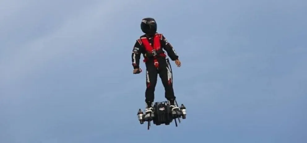 ¡Increíble!: patineta voladora para combatir el crimen. VIDEO